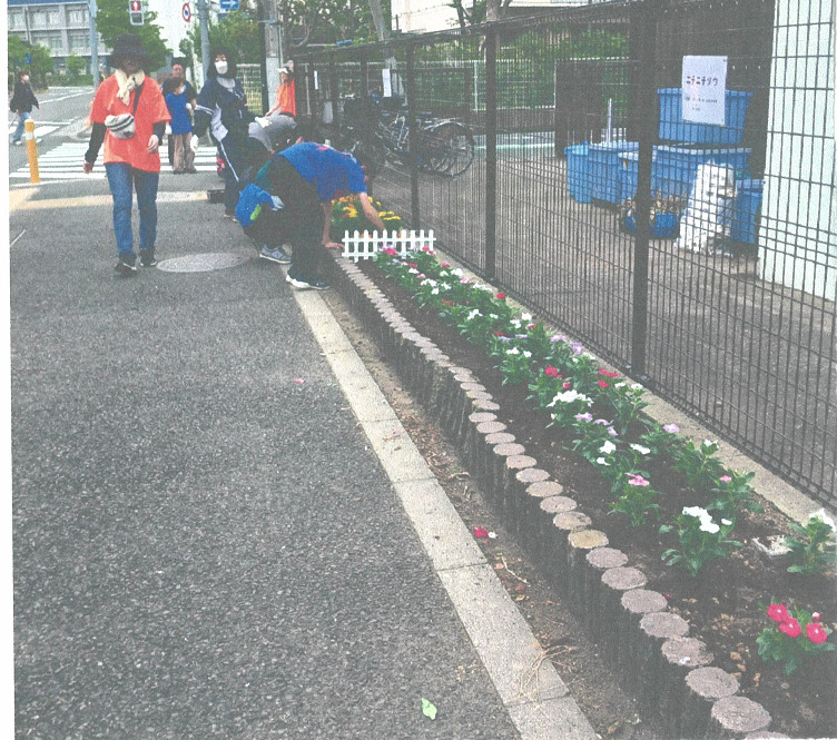 原田小学校学校地域応援団花植班花壇