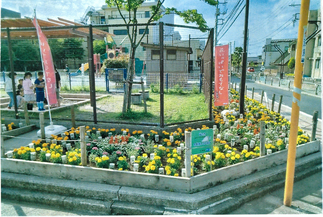 せせらぎ通り沿い花壇